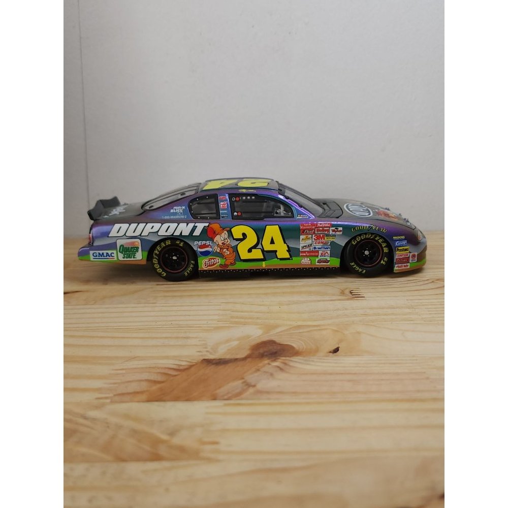 Action NASCAR 2001 Jeff Gordon #24 DuPont Looney Tunes Hendrick 1:24 Diecast Car